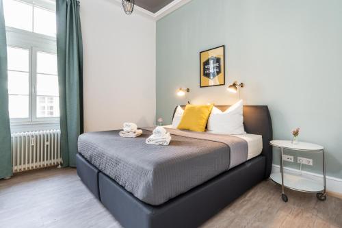 1 dormitorio con 1 cama con 2 toallas en Freiburg Appartements am Augustinerplatz, en Freiburg im Breisgau