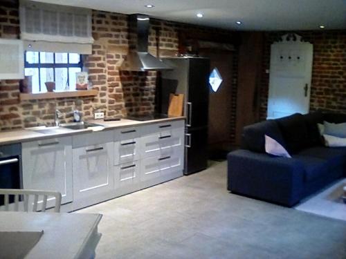 GangeltにあるFerienwohnung Hoffmannのキッチン(青いソファ付)、キッチン(コンロ付)