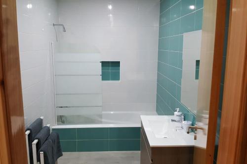 un bagno con vasca, lavandino e doccia di Casa do João Bento a Água de Alto