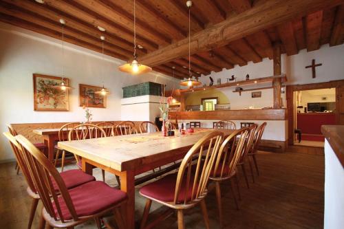 a dining room with a wooden table and chairs at Gasthof Hotel Schiffsmeisterhaus in Ardagger Markt