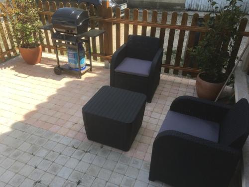 Un balcón o terraza en GÎTE du SERRE de BOUDRE CLIMATISÉ, SPA PERMANENT