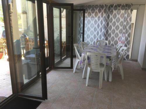 Un lugar para sentarse en GÎTE du SERRE de BOUDRE CLIMATISÉ, SPA PERMANENT