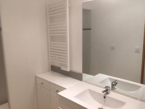 Un baño de GÎTE du SERRE de BOUDRE CLIMATISÉ, SPA PERMANENT