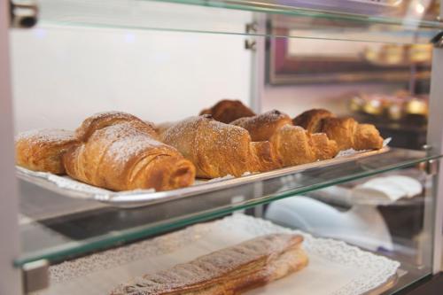 a bunch of loaves of bread on trays in a bakery at Hotel Gabbiano in Mola di Bari