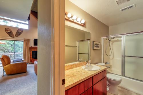 een badkamer met een wastafel, een douche en een toilet bij Lakeview Lodge in Arnold