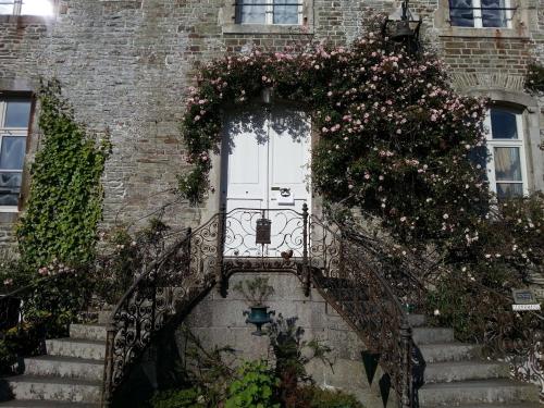 Taman di luar Les Chambres du Château du Rozel
