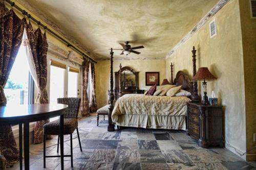 een slaapkamer met een bed en een tafel. bij Blanco Riverside Cottages in Blanco