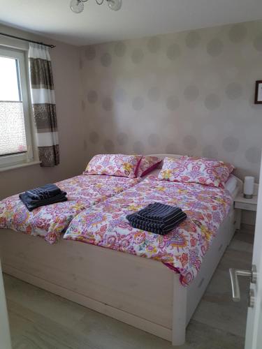 um quarto com uma cama com duas toalhas em Haus Skye em Grossenbrode