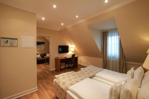 una camera con letto e scrivania di Hotel Savoy Hannover ad Hannover