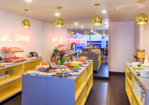 a buffet line with food on display in a restaurant at Pop Art Hotel Las Colinas Manizales in Manizales