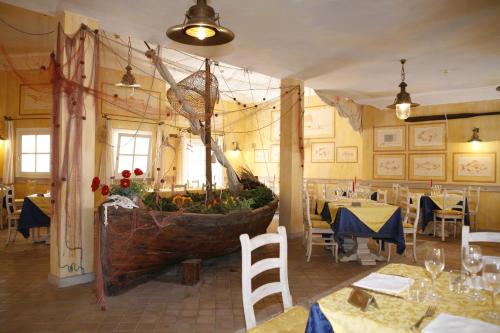 Ресторант или друго място за хранене в Stintino Country Paradise - Resort & Villas