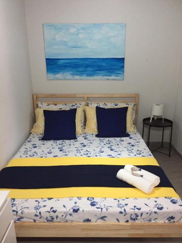 una camera da letto con un letto con lenzuola blu e gialle di Terra e Mare a Capaci