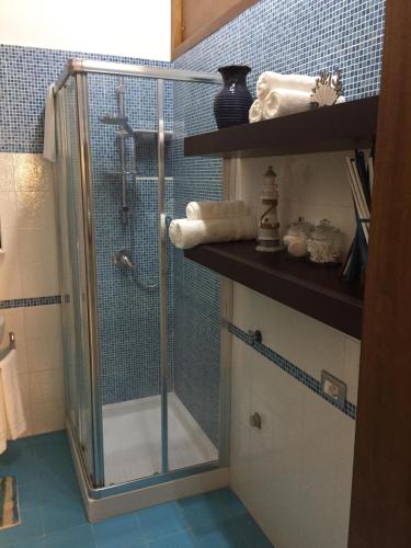 una doccia con porta in vetro in un bagno di Terra e Mare a Capaci