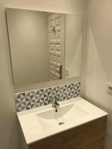 W łazience znajduje się umywalka i lustro. w obiekcie Villa Margarita w mieście Turre