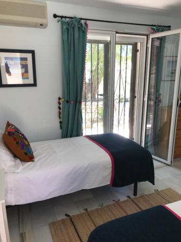 sypialnia z łóżkiem i oknem w obiekcie Villa Margarita w mieście Turre