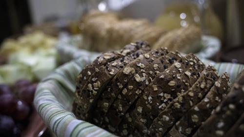 インの敷地内または近くでの食事または食べ物