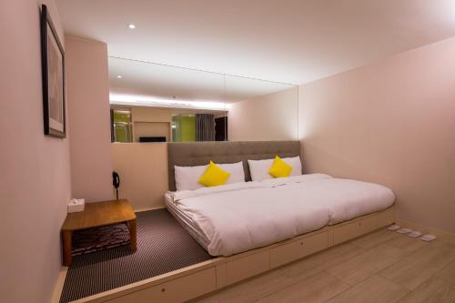 Tempat tidur dalam kamar di Crystal Inn Sun Moon Lake