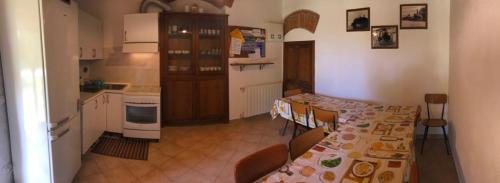 una cucina con un tavolo e sedie in una stanza di Agriturismo San francesco a Orbetello