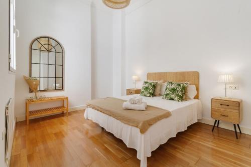 1 dormitorio con 1 cama grande y espejo en Del parque flats letran, en Málaga
