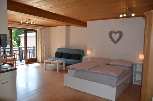基茨比厄爾的住宿－City-apart Kitzbühel Stadt，一间卧室,卧室内配有一张床和一把椅子