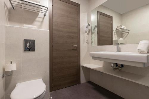Ett badrum på Hotel Palia La Roca