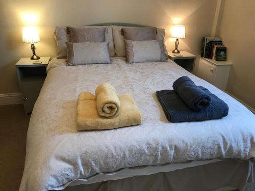 ein Schlafzimmer mit einem Bett mit zwei Handtüchern darauf in der Unterkunft Southwell in Southwell
