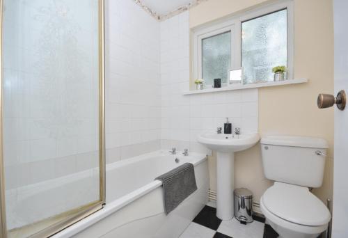 e bagno con doccia, servizi igienici e lavandino. di Bright Stylish 2 Bedroom Garden Apartment South Belfast close to Everything a Belfast