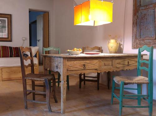 a dining room with a wooden table and chairs at BORGO PETELIA, Casa Chiarotti, Antica casa con scala esterna in Strongoli