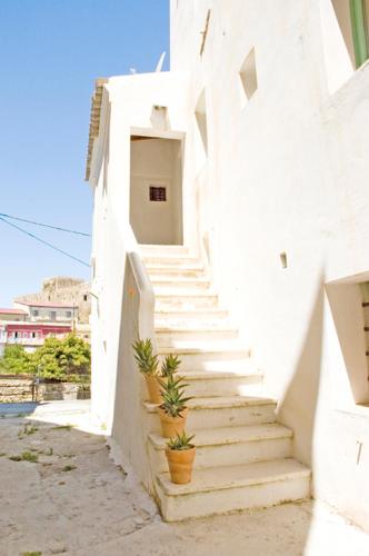 Φωτογραφία από το άλμπουμ του BORGO PETELIA, Casa Chiarotti, Antica casa con scala esterna σε Strongoli