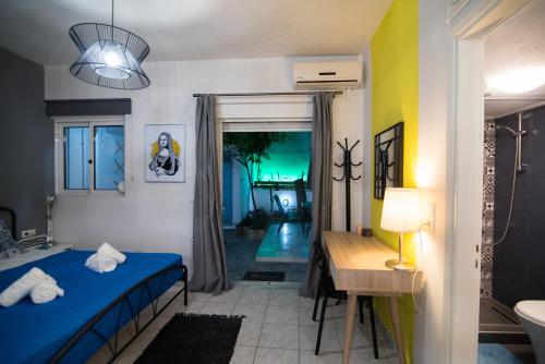 una camera con letto, scrivania e lavandino di City Melody Accomodations a Heraklion