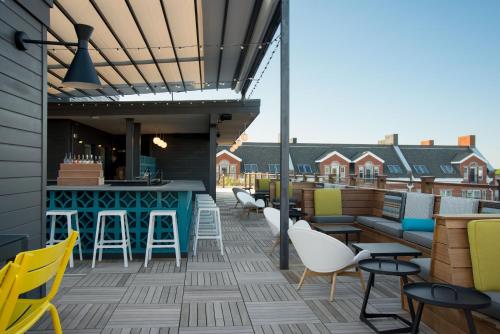 un patio al aire libre con sillas y un bar en The Hotel Salem en Salem