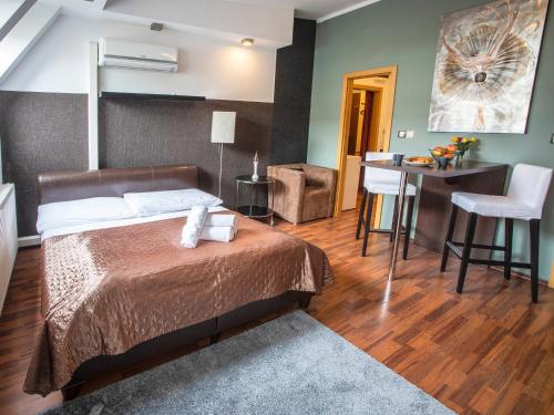 Un pat sau paturi într-o cameră la Apartments City Centre