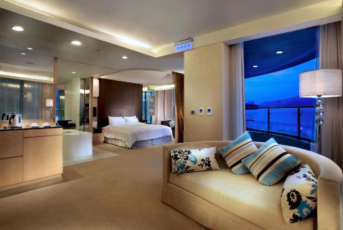 The Crystal Resort Sun Moon Lake tesisinde bir odada yatak veya yataklar