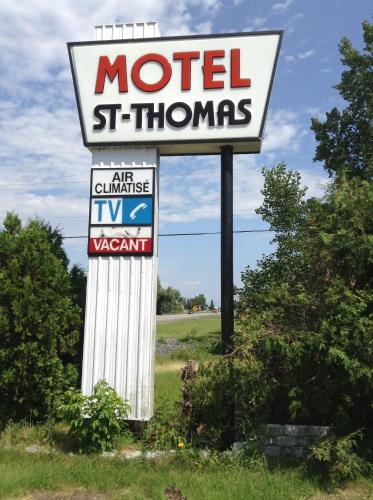 a sign for a motel st thompson at Motel St-Thomas in Joliette