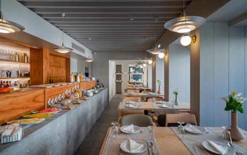 a restaurant with tables and chairs and a bar at Porta Nova Collection House in Braga