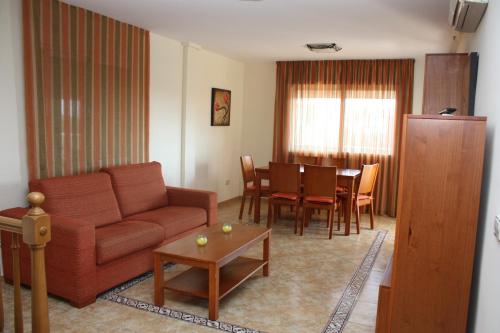 sala de estar con sofá y mesa en Chalet Miramar Inmomart, en Peñíscola