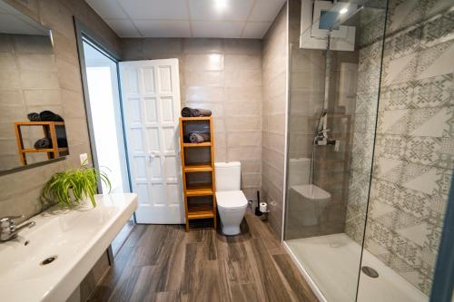 La salle de bains est pourvue d'une douche, de toilettes et d'un lavabo. dans l'établissement Apartaments Atzavara, à Calella