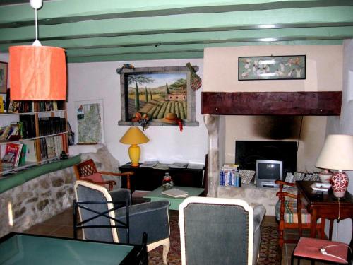 un salon avec une table et une cheminée dans l'établissement La Pacha, à Saint-Montan