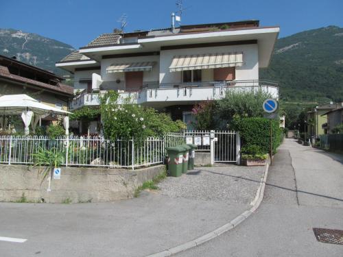 een gebouw met een hek voor een straat bij Grazioso appartamento tra cultura, lago e montagna in Pomarolo