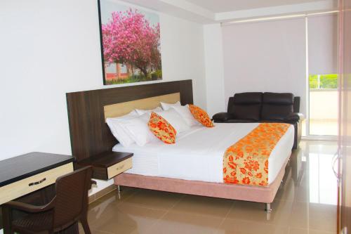 a bedroom with a bed with a desk and a bed sidx sidx sidx at Hotel Anamela in Maní