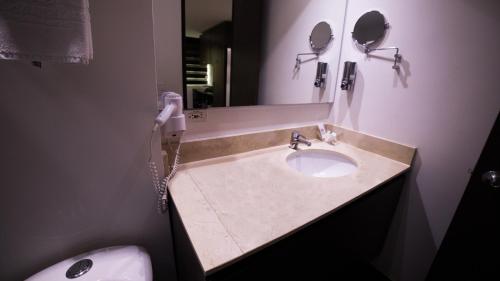 メデジンにあるHotel Golden Palermoのバスルーム(洗面台、鏡の横の電話付)
