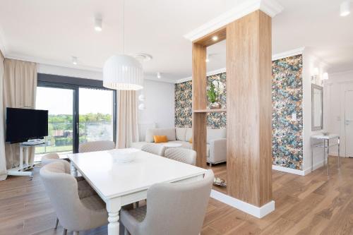 Μια τηλεόραση ή/και κέντρο ψυχαγωγίας στο Apartamenty The View Gardenia