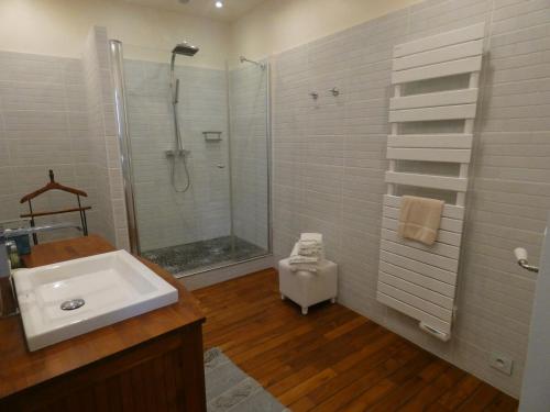 Kylpyhuone majoituspaikassa LE LOGIS ST PERE