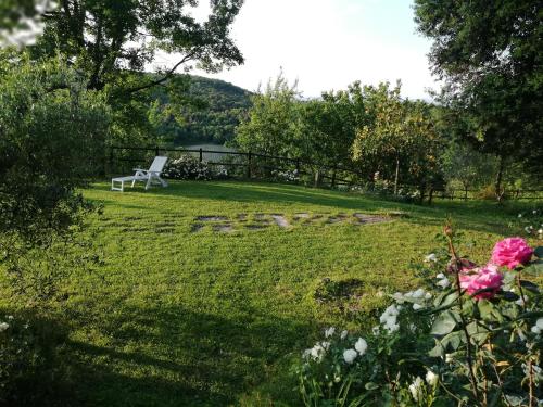 a bench sitting in the grass in a yard at Casa Crevole in Palazzina