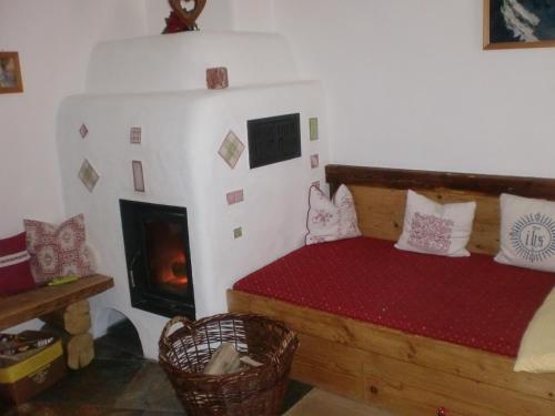 ein Schlafzimmer mit einem Bett und einem Kamin in der Unterkunft Schönfeldjoch in Bayrischzell