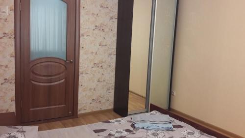 ザポリージャにあるappartamenty with a kind on Dneprのクローゼット、鏡、ベッドが備わる客室です。