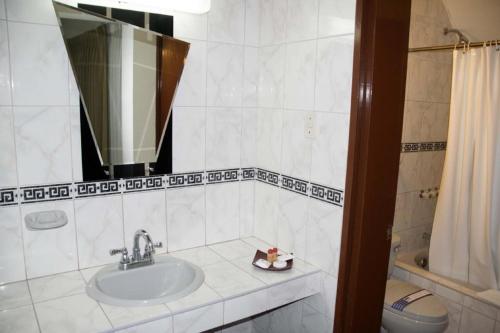 un baño con lavabo e inodoro en DM Hoteles Nasca, en Nazca