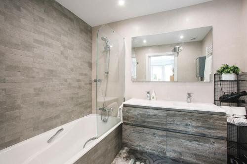 Ondarreta Villa Apartment with free parking, AC and outdoor terrace by the beach