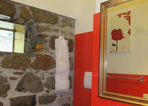 een badkamer met een handdoek aan een stenen muur bij Thea B&B in Acquedolci