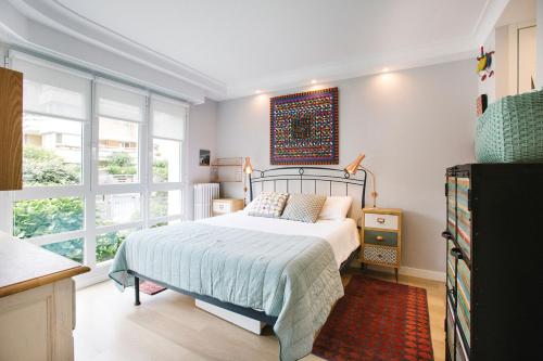 Ondarreta Villa Apartment with free parking, AC and outdoor terrace by the beach